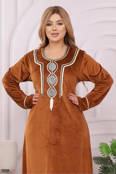 Lyaly aljlabyh جلابية مخمل راقية بقصة واسعة ومنسدلة تطريز أنيق وناعم على الصدر، تصميم ماكسي مريح وفاخر