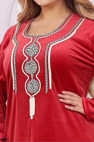 Lyaly aljlabyh A luxurious velvet jalabiya with a wide, flowing cut and elegant, delicate embroidery on the chest; a comfortable and luxurious maxi design.