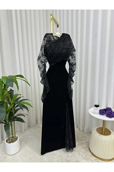 Riva A long and elegant black evening dress.