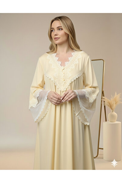 Maison Emarat ثوب نوم بتفاصيل دانتيل معقدة