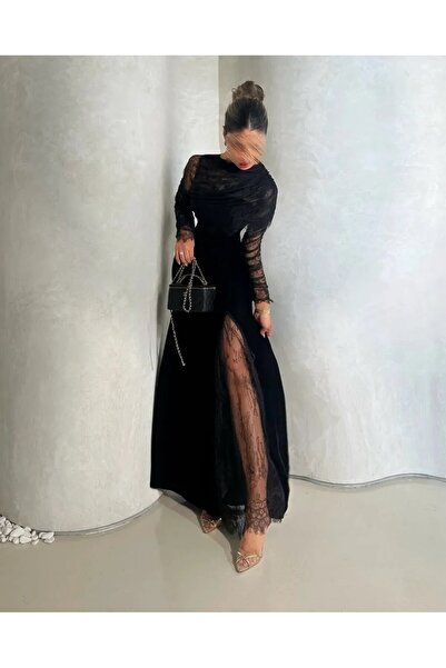 Riva A long and elegant black evening dress.