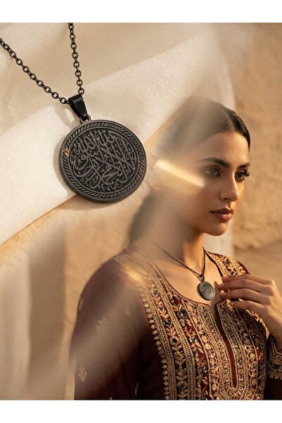 Fstyle A black circular pendant with an elegant Arabic inscription – a refined spiritual touch, the perfect gift for loved ones and special occasions.