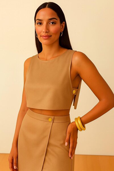 NSMLİFE Bluză crop din satin maro cu nasturi laterali – Combinații pentru ziu...