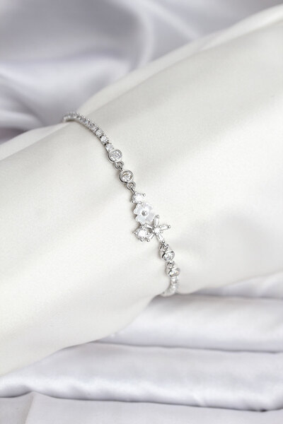 Clariss سوار نسائي فضي اللون مرصع بأحجار الزركون على شكل زهرة - BLK-0496