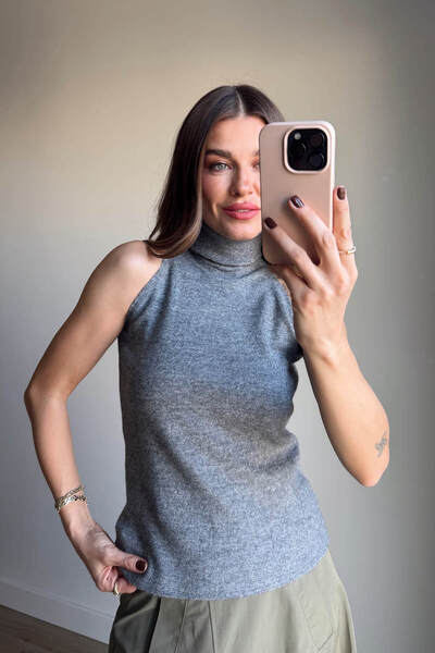 Sue Store Γκρι μπλούζα με ψηλό λαιμό και μη μανίκια