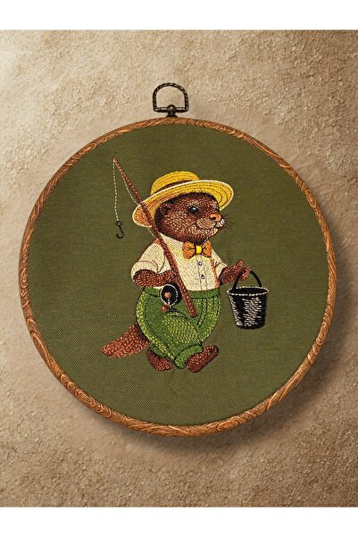 LİONYA DESİGN Ahşap Görünümlü Çerçeveli Vintage Balıkçı Su Samuru Nakışlı Tablo – 20x20 cm