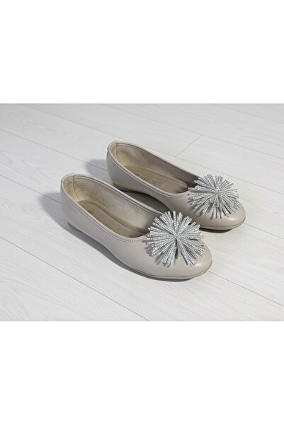 GREER حذاء باليرينا بلون عاري مع تفاصيل بومبوم مرصعة بالأحجار وتفاصيل شراشيب ...