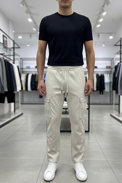VAIA Men's trousers with a sophisticated and comfortable fit, featuring a stylish and modern design suitable for all looks.