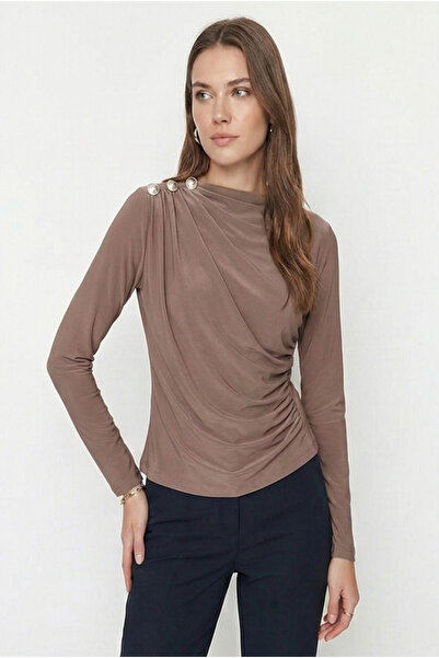 peralist بلوزة نسائية بياقة قارب وأزرار على الكتف وأكمام طويلة من قماش ساندي باللون البني
