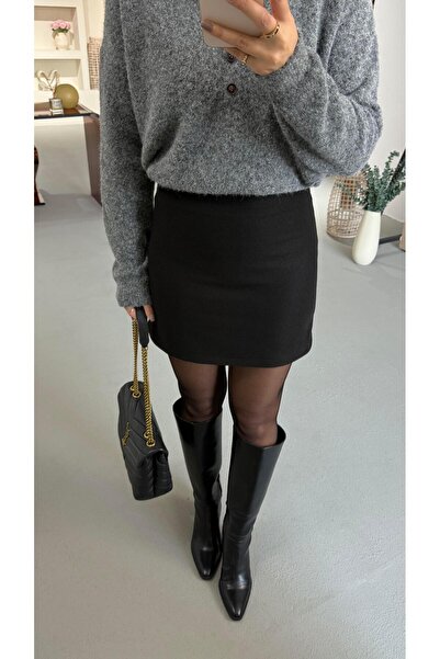 Sezgi Tekin Fusta neagră cu cusături