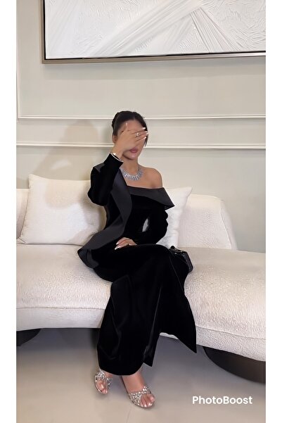 Riva A long and attractive black evening dress.