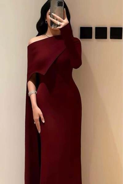 Riva فستان سهرة أنيق وطويل بتصميم عصري. يتميز الفستان ا بلون برغندي (عنابي) د...