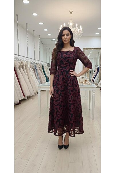 dantil Evening dress with roses and sequins for a distinctive touch