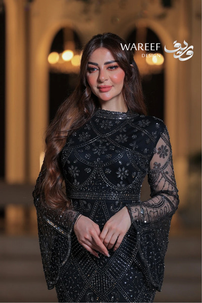 WAREEF FASHION فستان سهرة أسود طويل أكتاف مكشوفة وأكمام شفافة مطرزة بالكريستال الفضي قماش الكريب