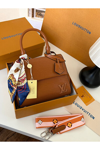 GGGG حقيبه كتف نسائيه انيقه عاليه الجودة مع كامل ملحقاتها