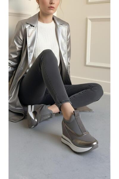 Modanizm حذاء رياضي مبطن باللون الرمادي المرجاني