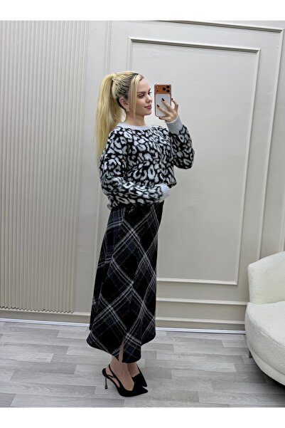 Moda Palmiss Plaid Pocketed Skirt with Slit Front Zipper Holes at the Waist