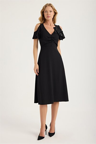 HomeStore Büzgülü V Yaka Payet Çiçek Broşlu Elbise