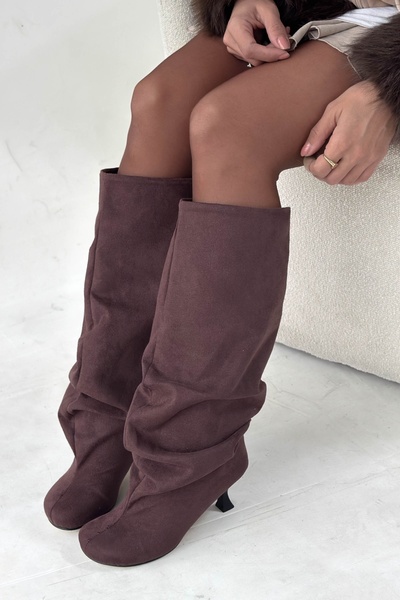 Shoebutik Γυναικείες μπότες με τακούνι Lea Bitter Brown Suede με στρογγυλή μύτη