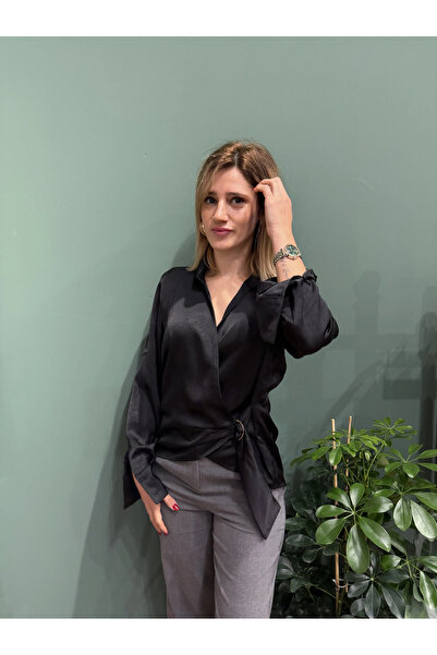 Greenboutique قميص بياقة بأزرار على الجهتين من الساتان مع مشبك باللون الأسود
