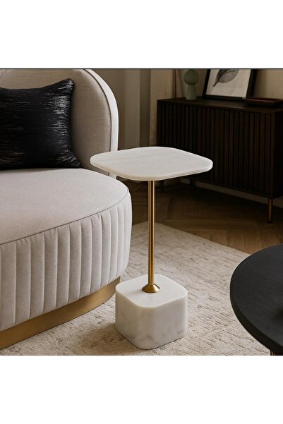 Vi Markets A marble side table with a sleek and modern gold base