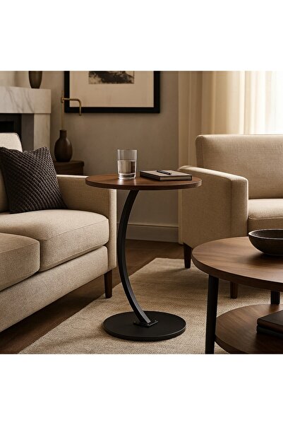 Vi Markets طاولة جانبية عصرية تتميز بسطح خشبي وقاعدة معدنية دائرية أنيقة