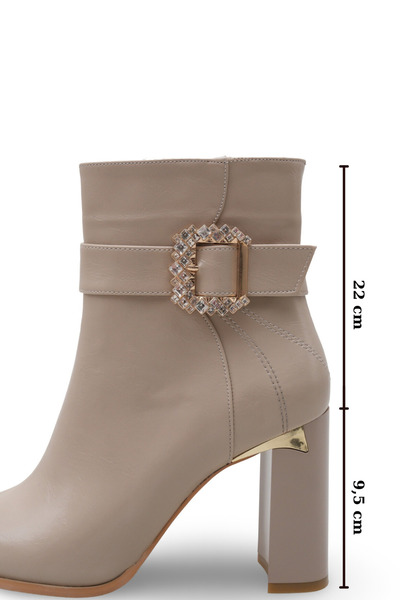 Women Lay-z Γυναικείες μπότες μπεζ από λουστρίνι με ζαρωμένο επιφάνεια, τακούνι 9,5 εκ., τετράγωνο δάχτυλο και λαμπερή λεπτομέρεια με αγκράφα που προσφέρει κομψό στυλ