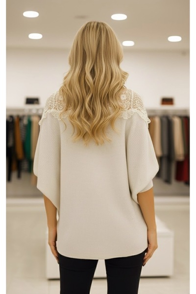 bohostyle Knitted Sweater with Lilac Sleeves and Lace Details – Elegant & Comfortable Design