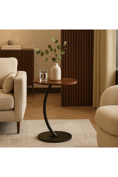 Vi Markets طاولة جانبية عصرية تتميز بسطح خشبي وقاعدة معدنية دائرية أنيقة