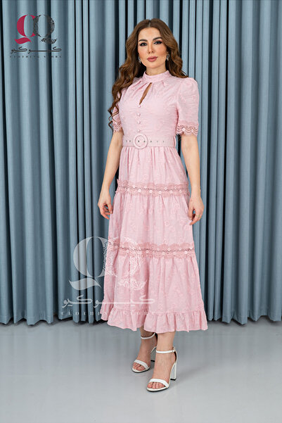 Aljouri An elegant pink dress with a sophisticated, feminine design, combining softness and luxury with lace details and decorative pockets.