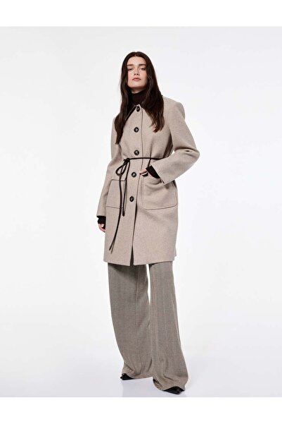 Koton X شاهيكا إركشمن - معطف من الجلد الصناعي بياقة وحزام وأكمام طويلة مع جيو...