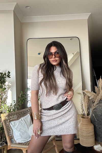 Sohotique By P فستان تريكو قصير الأكمام ناعم باللون البيج