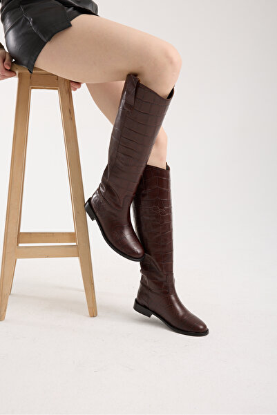 Jande حذاء نسائي بني اللون من الجلد الطبيعي بنقشة التمساح يصل إلى أسفل الركبة...