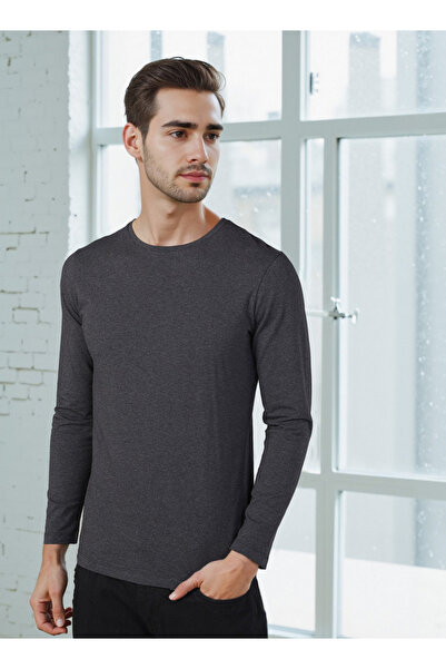 FAV تي شيرت بقصّة Slim Fit مع رقبة دائرية وأكمام طويلة