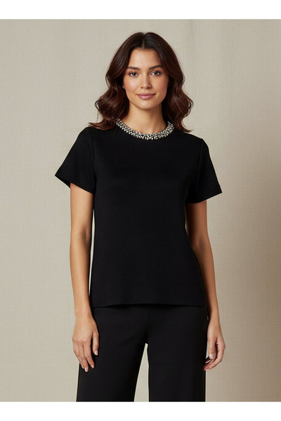 Iconic بلوزة بقصّة عادية مع زينة