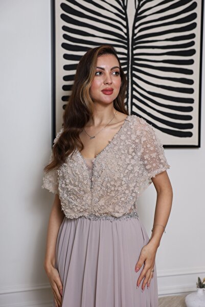 molan fashion A long evening dress with a soft, flowing cut in a calm, gray-purple color, giving a delicate and appropriate look.