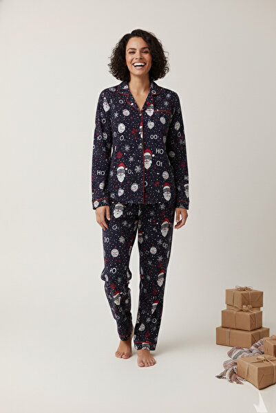 Free Beka Πρωτοχρονιάτικο σετ οικογενειακής πιτζάμα με μακρυμάνικο πουκάμισο με κουμπιά μπροστά και γιακά με μοτίβο σε μπλε ναυτικό χρώμα