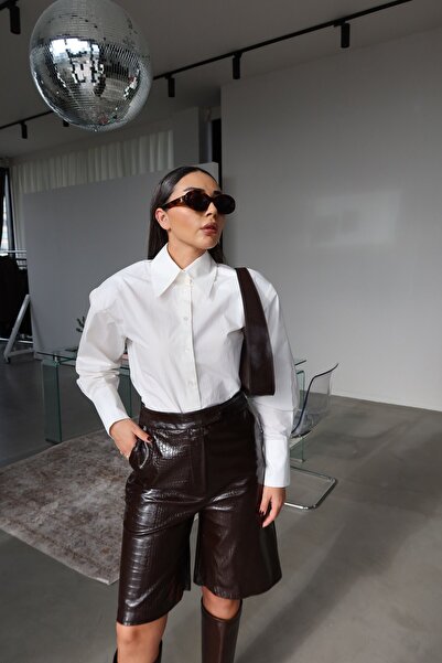 Özge Özgenç Δερμάτινο σορτς με σχέδιο φιδιού