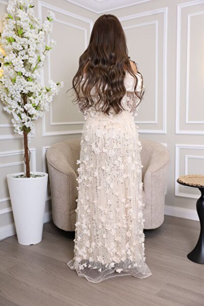 BRATO Beige evening dress with an elegant cut