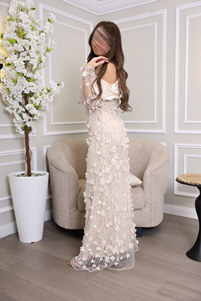 BRATO Beige evening dress with an elegant cut