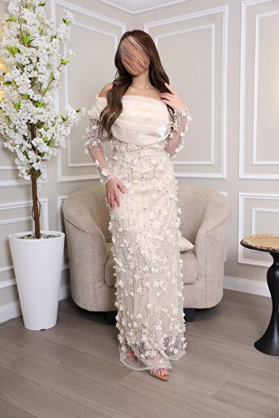 BRATO Beige evening dress with an elegant cut