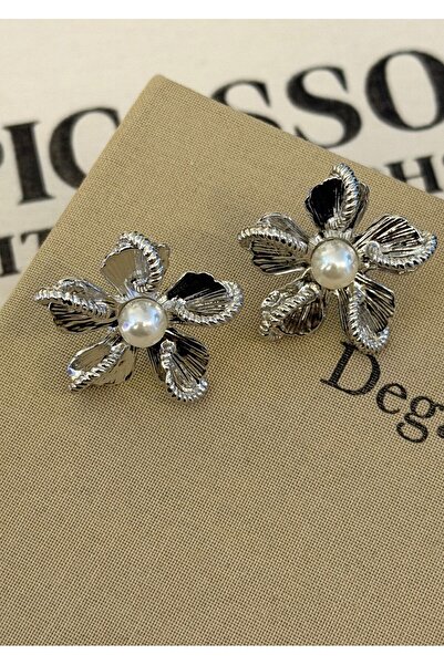 MioArt Pearl Detailed Flower Earrings