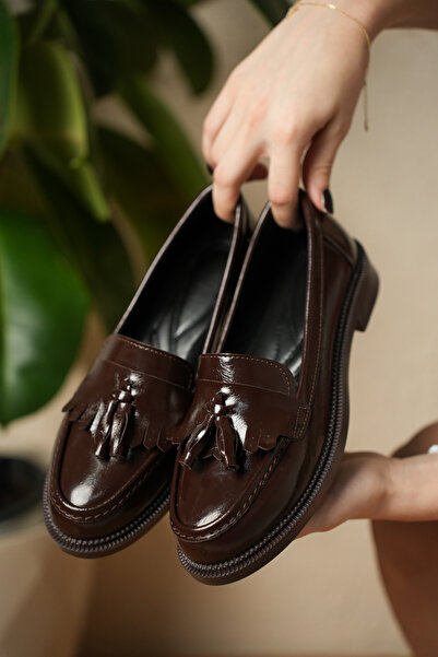 Melvoria حذاء AYAKKABI من الجلد اللامع ذو شراشيب، حذاء كاجوال