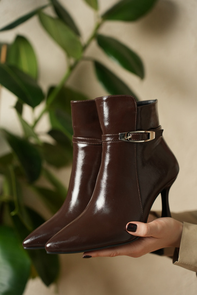 Melvoria Γυναικείες μπότες με μυτερή μύτη, λεπτό τακούνι και κομψή πόρπη