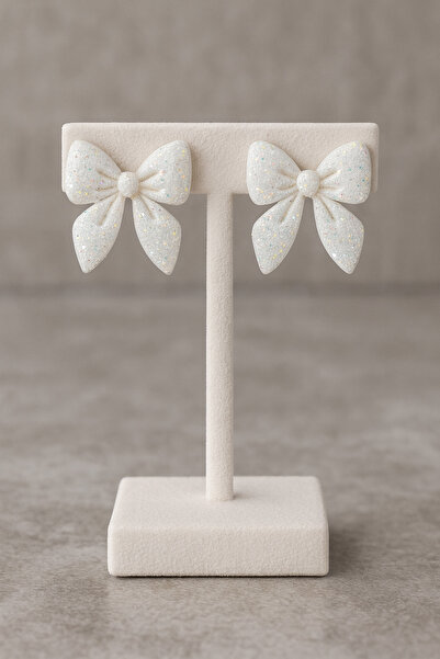 Lu Atelier Snow Glow Bow – أقراط مصنوعة يدويًا من الطين البوليمري الأبيض اللامع