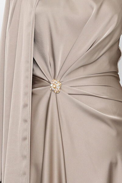 İmajButik Βραδινό φόρεμα ντραπέ σατέν με μπροστινό μανδύα από βιζόν