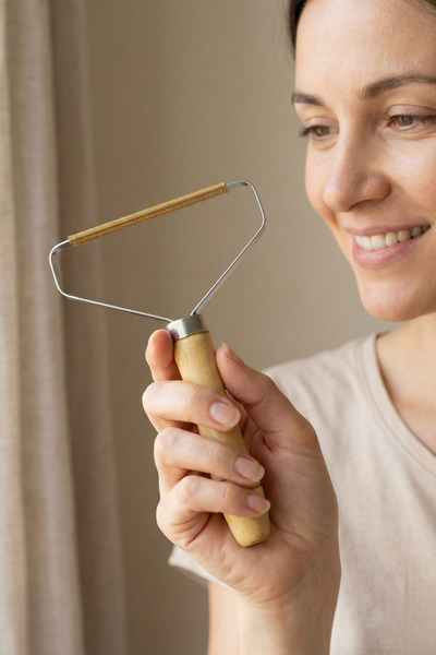 FORSEİ LUCA Wooden Handle Iron Clothes Lint Remover and Hair Remover Tool | Cat Dog Sweater Cardigan Carpet Fabric Hair Collection