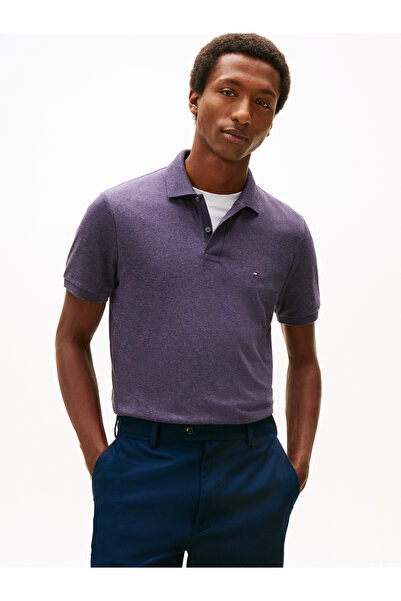 Tommy Hilfiger تي شيرت بولو رجالي أرجواني اللون بقصّة عادية وتطريز علم