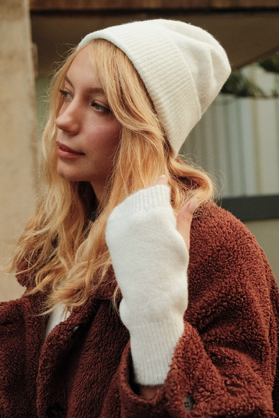 CHUBA Women's Knitwear Beanie and Gloves Two-Piece Set White 26W5005