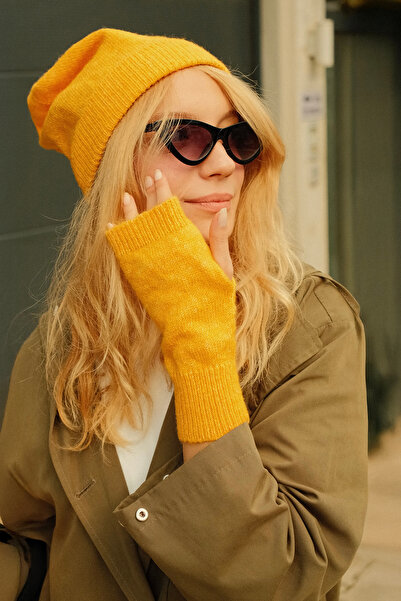 CHUBA Women's Knitwear Beanie and Gloves Two-Piece Set Yellow 26W5005